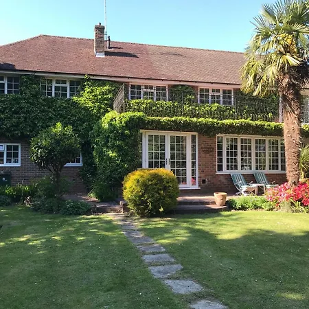 Tanglewood Gatwick Bed & Breakfast-2